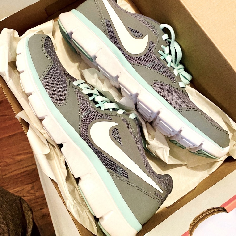 NIB Nike Flex Experience Run 3 shoes 9.5